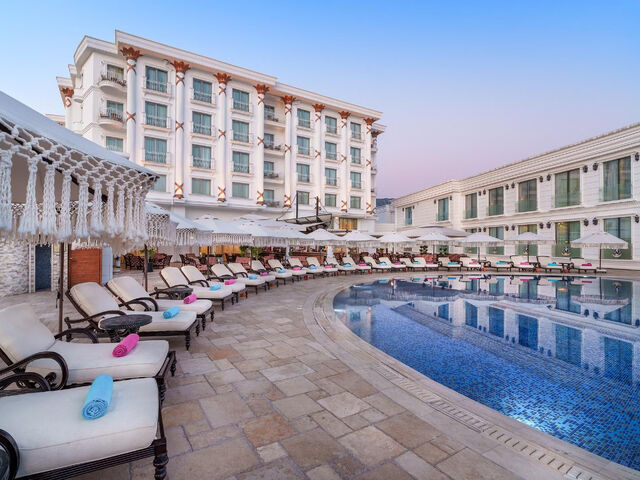 Les Ambassadeurs Hotel & Casino